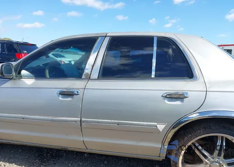 2002 Ford Crown Victoria Standard z USA, uszkodzony, nr VIN 2FAFP73W82X117687